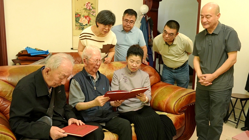 合影2.1.jpg